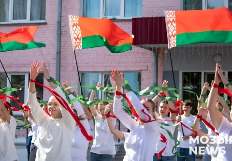 Мозырские студенты приняли участие в праздничном флешмобе «Молодежь за единство»
