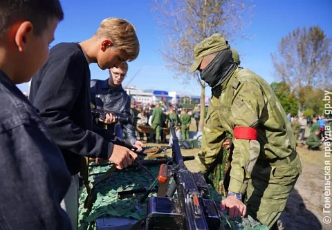 Разбирали автоматы и ели солдатскую кашу: в Гомеле прошел День открытых дверей Вооруженных Сил Беларуси