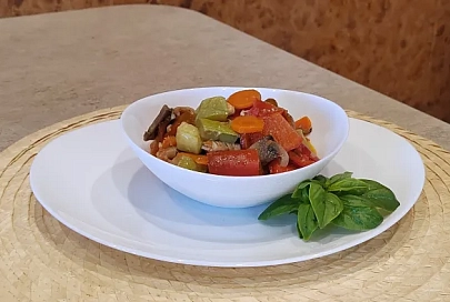 Осеннее рагу с курицей и грибами: рецепт сочного овощного блюда