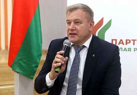 Председатель областного отделения партии «Белая Русь» Дмитрий Черняков пообщался с коллективом и учащимися СШ № 11 Гомеля