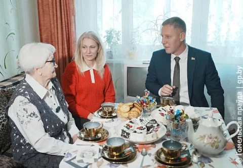Помощник Президента — инспектор по Гомельской области Руслан Пархамович поздравил классного руководителя Главы государства