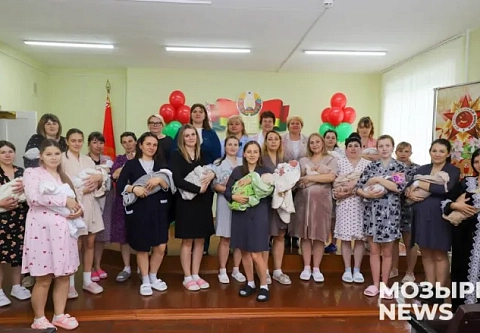 Счастье на руках. В Мозыре рожениц поздравили с Днем матери в стенах роддома