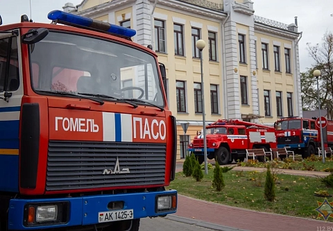 Тушили пожар и искали пострадавших: в Гомельской городской клинической больнице скорой медицинской помощи проходят занятия МЧС
