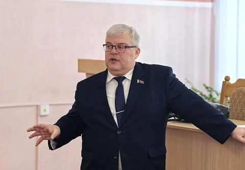 Защита семьи - национальный приоритет: Андрей Кривоносов провел единый день информирования в Наровле