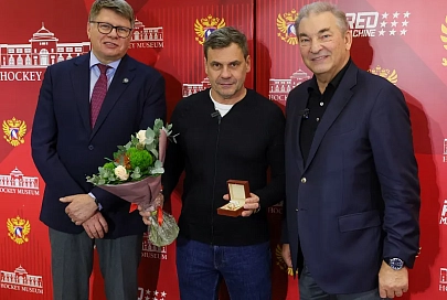 Главный тренер минского "Динамо" получил перстень за то, что оказался в Зале славы хоккея Российской Федерации