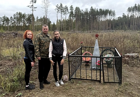 Сохранили память: судебные исполнители из Калинковичей благоустроили могилу неизвестного солдата