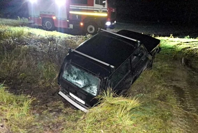 Спасатели помогли вытащить автомобиль из канавы в Лоеве