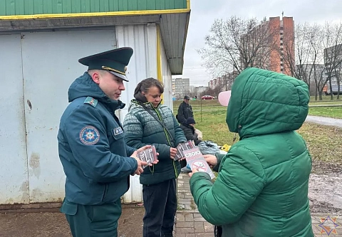 Не жди белочку – туши окурок: гомельские спасатели проводят профилактическую работу с уязвимыми категориями граждан