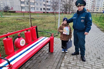 Скамейка из огнетушителей появилась в парке Жлобина