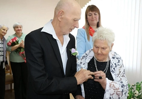 174 года на двоих: в Октябрьском районе 89-летний Арион Васильевич женился на 85-летней Нале Харитоновне