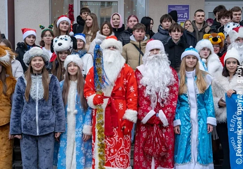 Учащиеся колледжей поздравили с наступающими праздниками маленьких пациентов детской областной клинической больницы