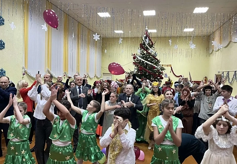 Новогодняя сказка и солидная финансовая поддержка: профсоюзы и транспортные предприятия Гомельщины поддержали Бабичскую школу-интернат