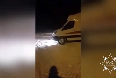 Спасатели отбуксировали автомобиль скорой медицинской помощи в Лоеве