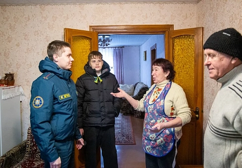 За безопасность! Молодежная организация спасателей-пожарных помогает устанавливать АПИ в домах нуждающихся