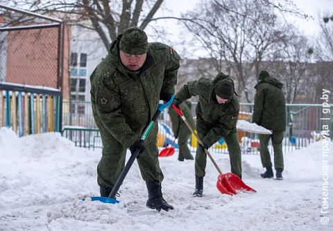 Член Совета Республики Андрей Кривоносов и военнослужащие Гомельского гарнизона присоединились к уборке снега в областном центре