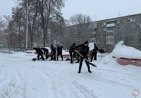 Коллективно противостоим стихии: спасатели Гомельщины помогают в уборке снега