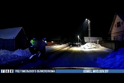 В Речице сотрудники ГАИ изъяли с проезжей части нетрезвого пешехода и подвезли домой