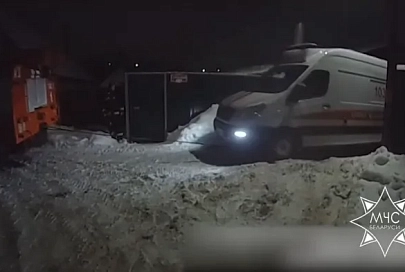 Спасатели Гомельщины помогли отбуксировать два автомобиля скорой помощи, застрявших в снегу