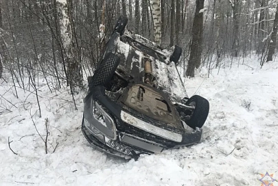 В Светлогорском районе спасатели пришли на помощь водителю и пассажиру перевернувшегося автомобиля