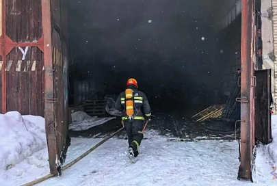 Спасатели ликвидировали пожар на складе в Светлогорске 