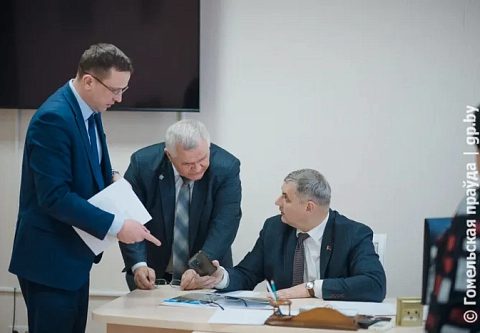 Пол вернули, да не тот. Прием граждан провел заместитель председателя облисполкома Андрей Барановский