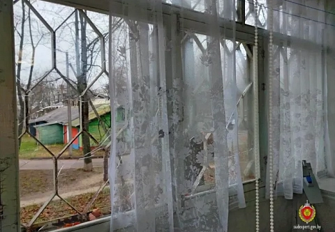 Скрытая привычка довела до уголовного дела: в Гомеле женщина разбила окно соседки бутылкой 
