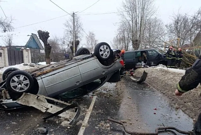 Работники МЧС деблокировали женщину-водителя после аварии в Речице