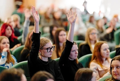 В Минске прошел форум о цифровых технологиях в модной индустрии. Молодежь училась работать с ИИ и планшетами