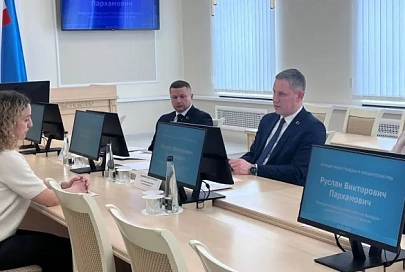 Трещины по фасаду дома и трудности агробизнеса. Помощник Президента – инспектор по Гомельской области Руслан Пархамович провел прием граждан в Калинковичском райисполкоме