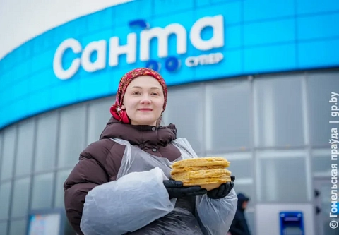 Блины с икрой, морс и подарки: гомельчане вкусно встретили весну у магазина «Санта»