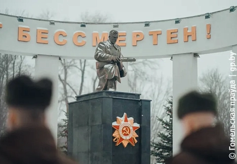 Символ мужества и преданности Родине. В Гомеле на Аллее Героев прошел торжественный митинг