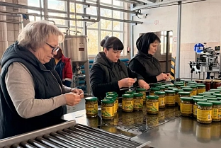 В Ельске на банках с горошком появились наклейки с правилами безопасности от МЧС