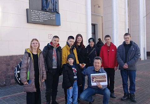 Секреты киноволшебства. Воспитанники приемных семей побывали за кулисами кинотеатра имени М. И. Калинина