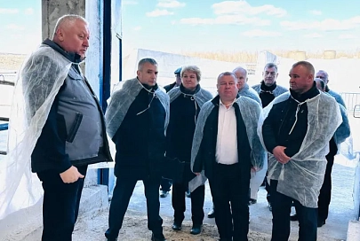 Коровники нового типа и инновационная животноводческая площадка. Юрий Назаров и Иван Крупко посетили Ельский район