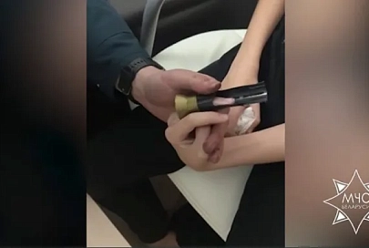 В Мозыре спасатели помогли ребенку снять игрушку с пальца
