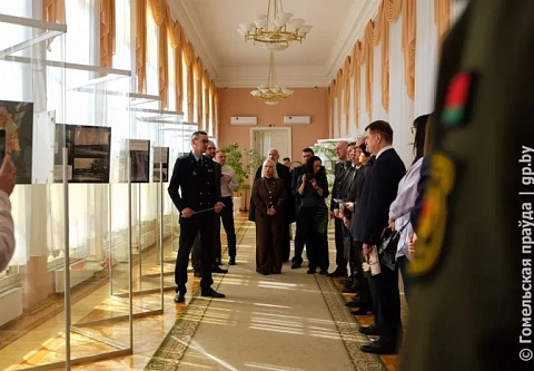 Никто не забыт: в областном центре развернулась выставка в память о сожженных деревнях Гомельщины в годы Великой Отечественной войны