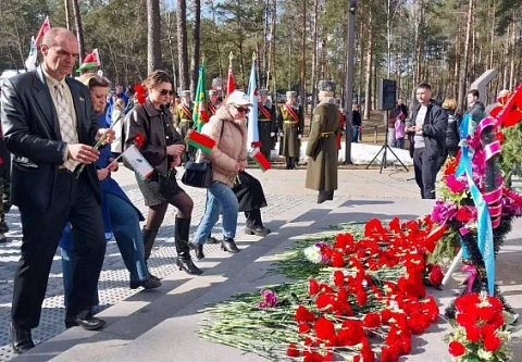 У мемориала на месте Озаричского лагеря смерти прошел митинг-реквием