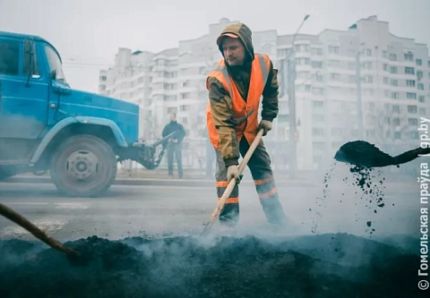 За ними дороги. Как специалисты Гомельского городского дорожного строительно-ремонтного треста приводят в порядок улично-дорожную сеть