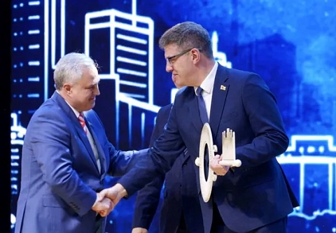 Мэр Гомеля Владимир Привалов передал символический ключ от «Молодежной столицы» Минску