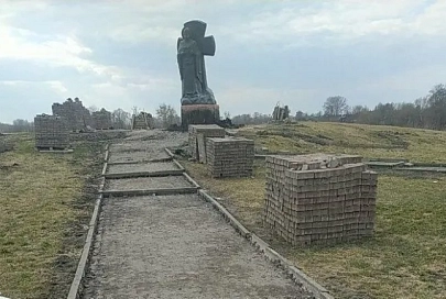 В Турове приступили к ремонту основания памятника прославленному земляку Кириллу Туровскому