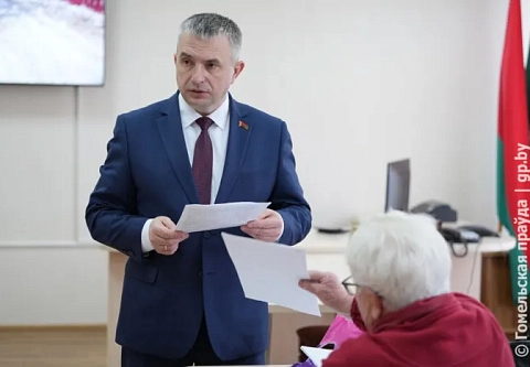 Хотим дорогу в асфальте. Губернатор Иван Крупко провел прием граждан в Гомеле