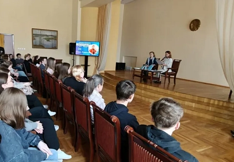 В Год белорусской женщины: учащиеся колледжа встретились с филологом Ольгой Лещинской
