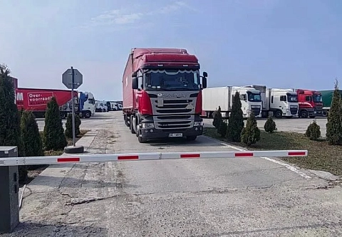 Почему литовские фуры, отпущенные из Беларуси, застряли на выезде?