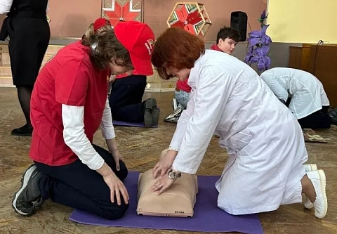 Пять минут, чтобы спасти жизнь: в Речице школьников научили «запускать сердце»