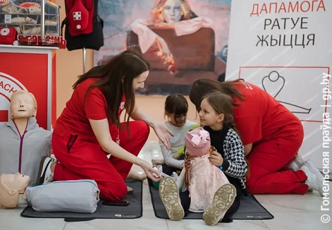 Не преграда для творчества: в Гомеле прошла акция «Блакітная стужка прыняцця»