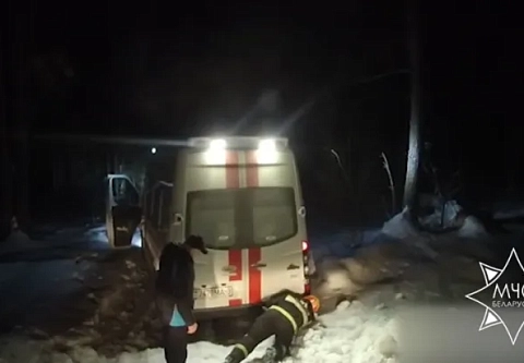 В Гомельском районе спасатели отбуксировали автомобиль скорой помощи 