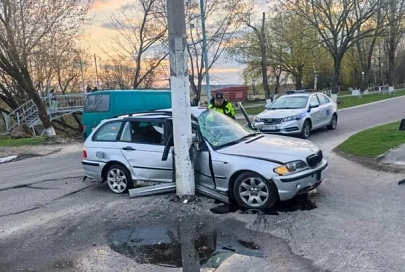 В Мозыре пьяный водитель «БМВ» врезался в осветительную мачту, его госпитализировали в реанимацию