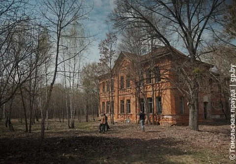 Журналисты прогулялись по деревне, опустевшей из-за мирного атома