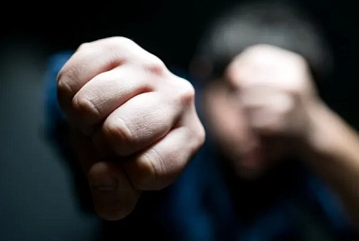 Житель Калинковичей на автозаправке избил одного человека, а другого укусил за ухо