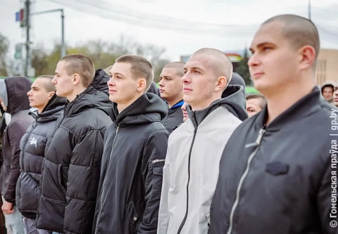 Из юношей в настоящих мужчин: в городе над Сожем прошла торжественная отправка молодых парней в армию